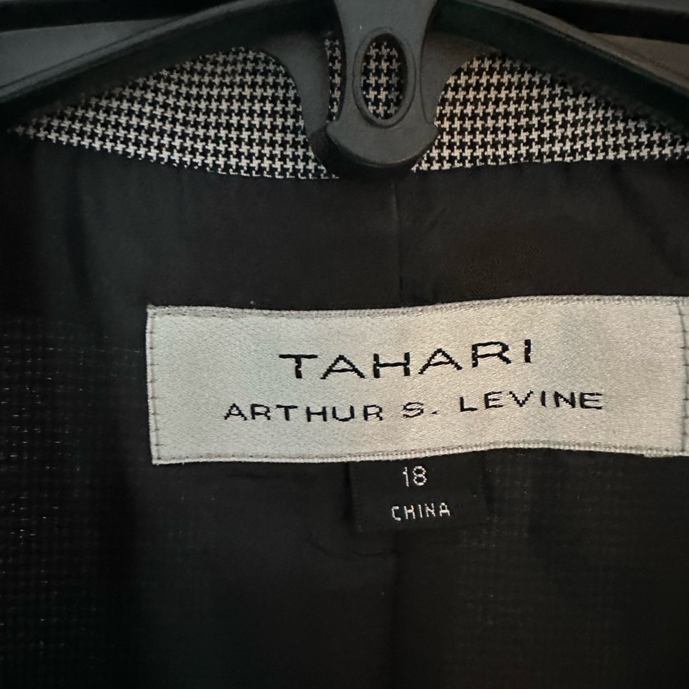 Tahari by Arthur Levine 2pc skirt suit